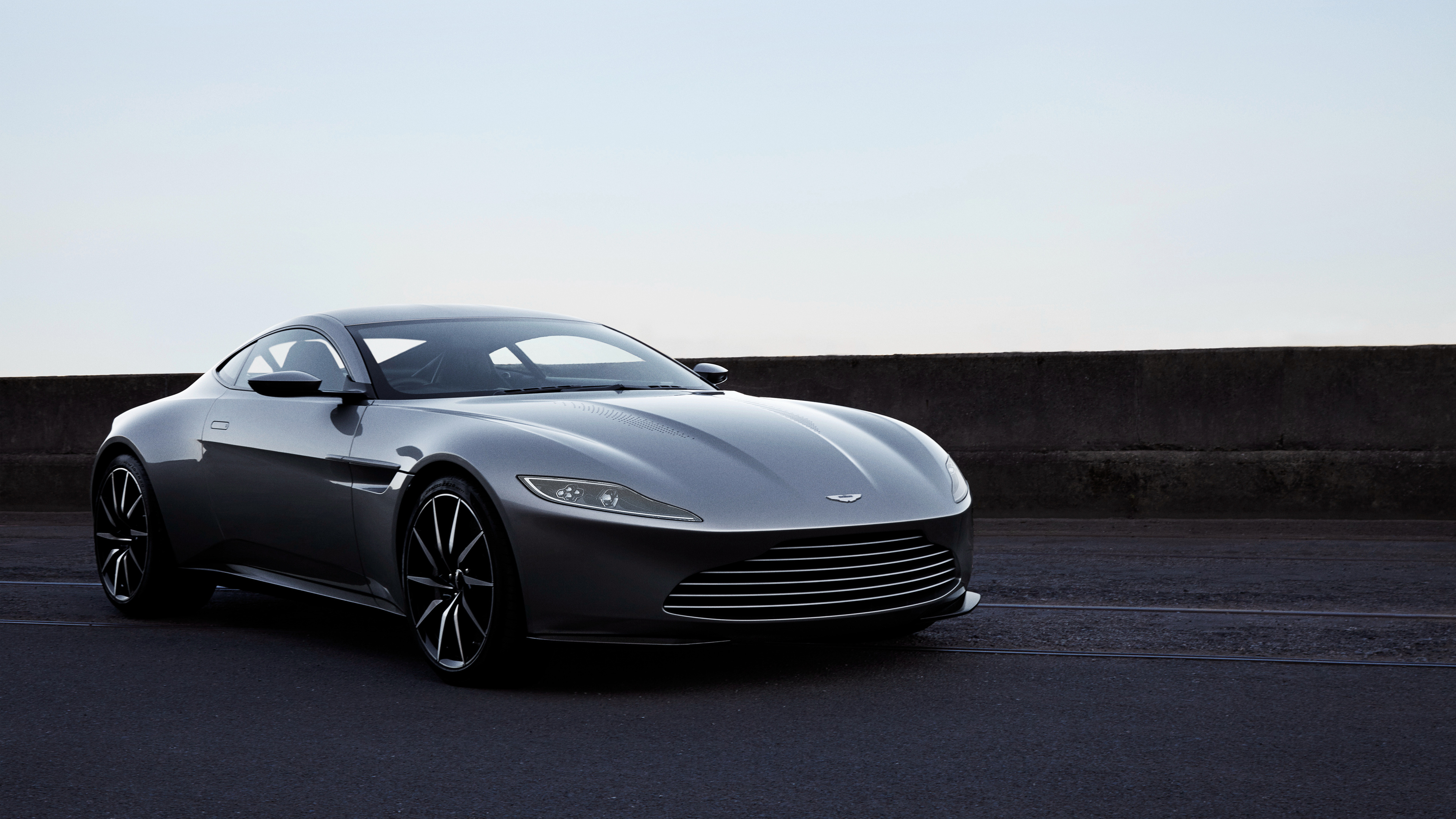 Aston Martin Gray бесплатно