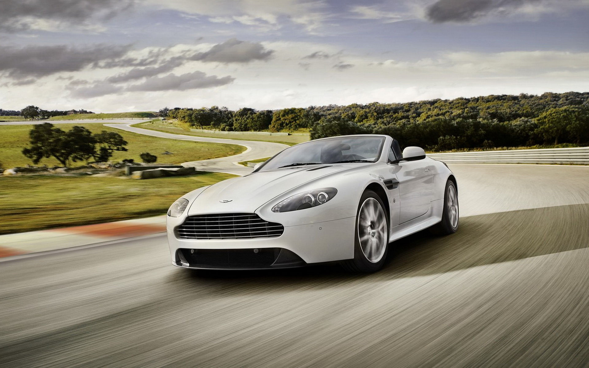 оранжевый автомобиль aston martin v8 vantage roadster без смс