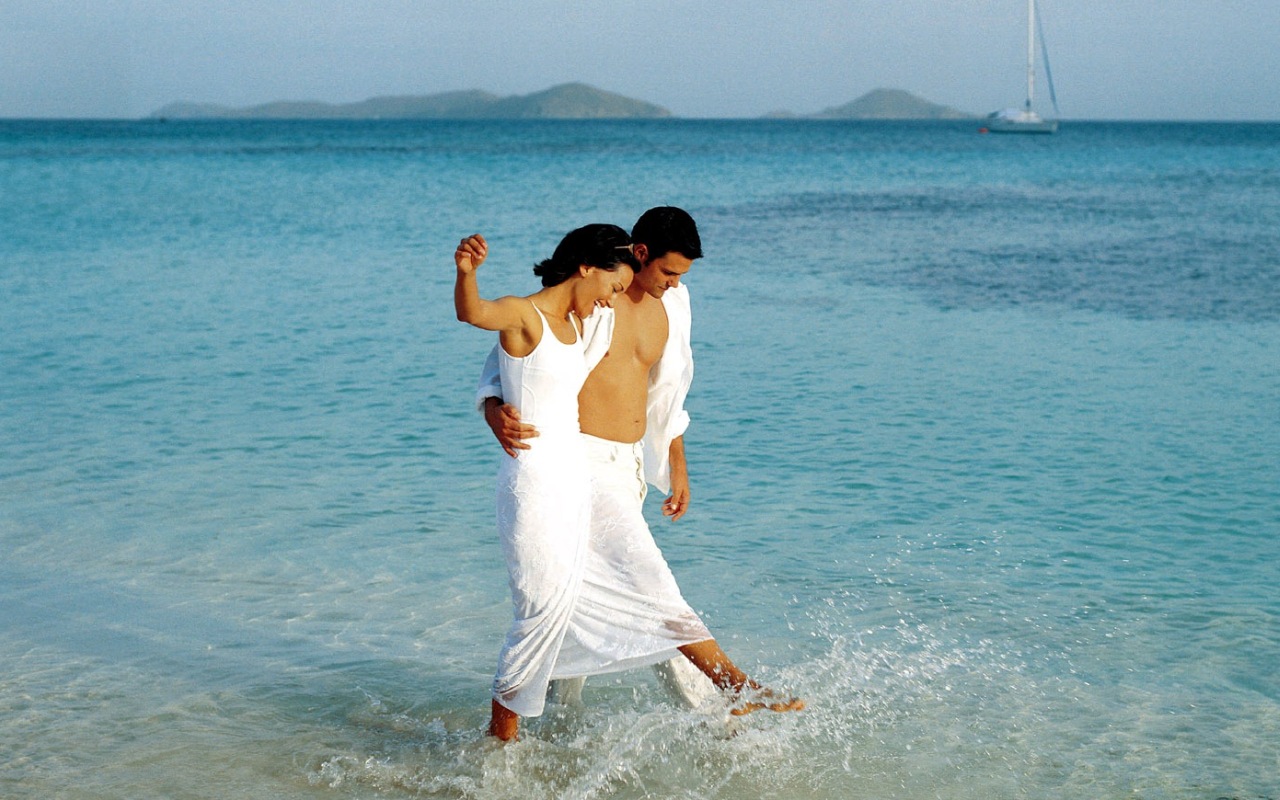 Влюбленные, свадебный букет, поцелуй, море, пляж скачать