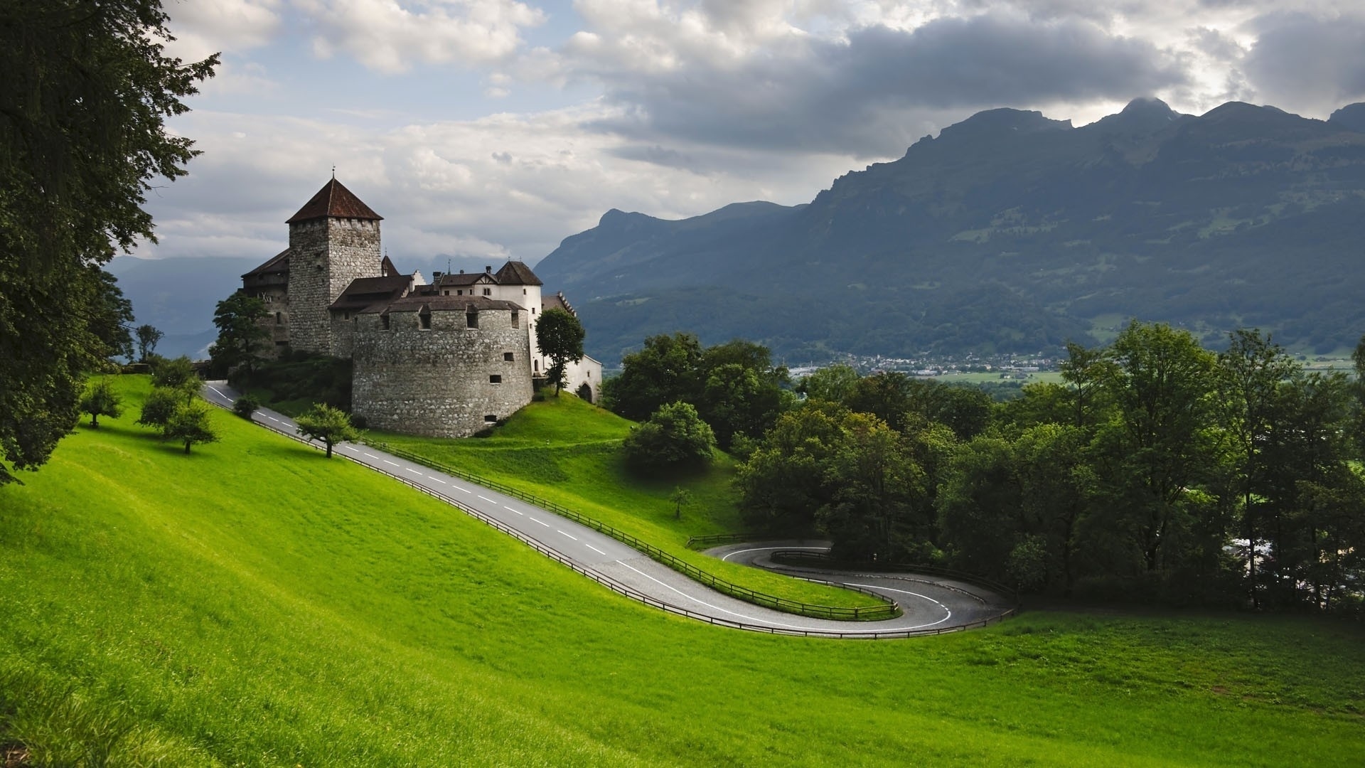 Картинки на рабочий стол. Замок Вадуц. Лихтенштейн замок Вадуц обои. Лихтенштейн горы. Замок Лихтенштейн Швейцария.