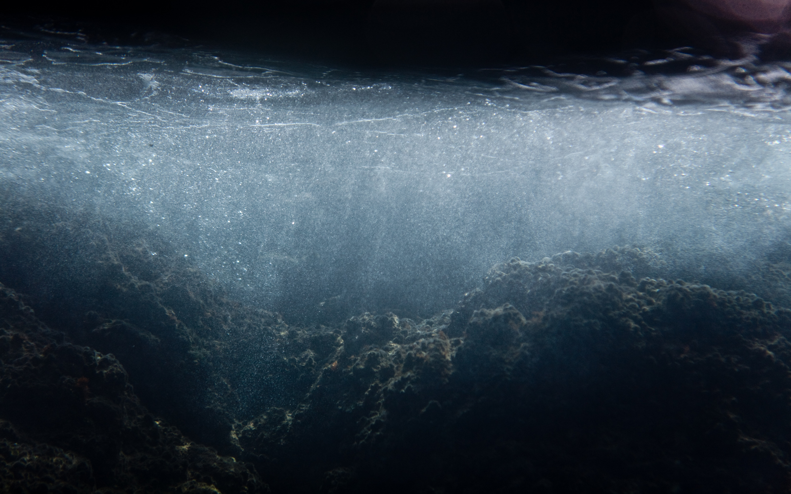 Поверхность воды снизу. Море глубина. Под водой. Темное дно океана. Море под водой.