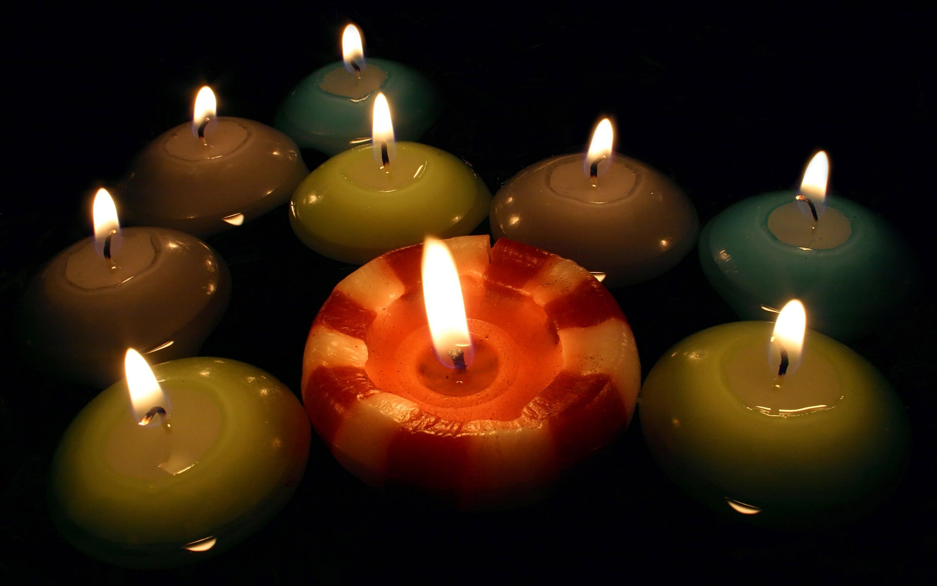 Свечк. Красивые свечи. Разноцветные свечи. Горящие свечи. Магия свечей.