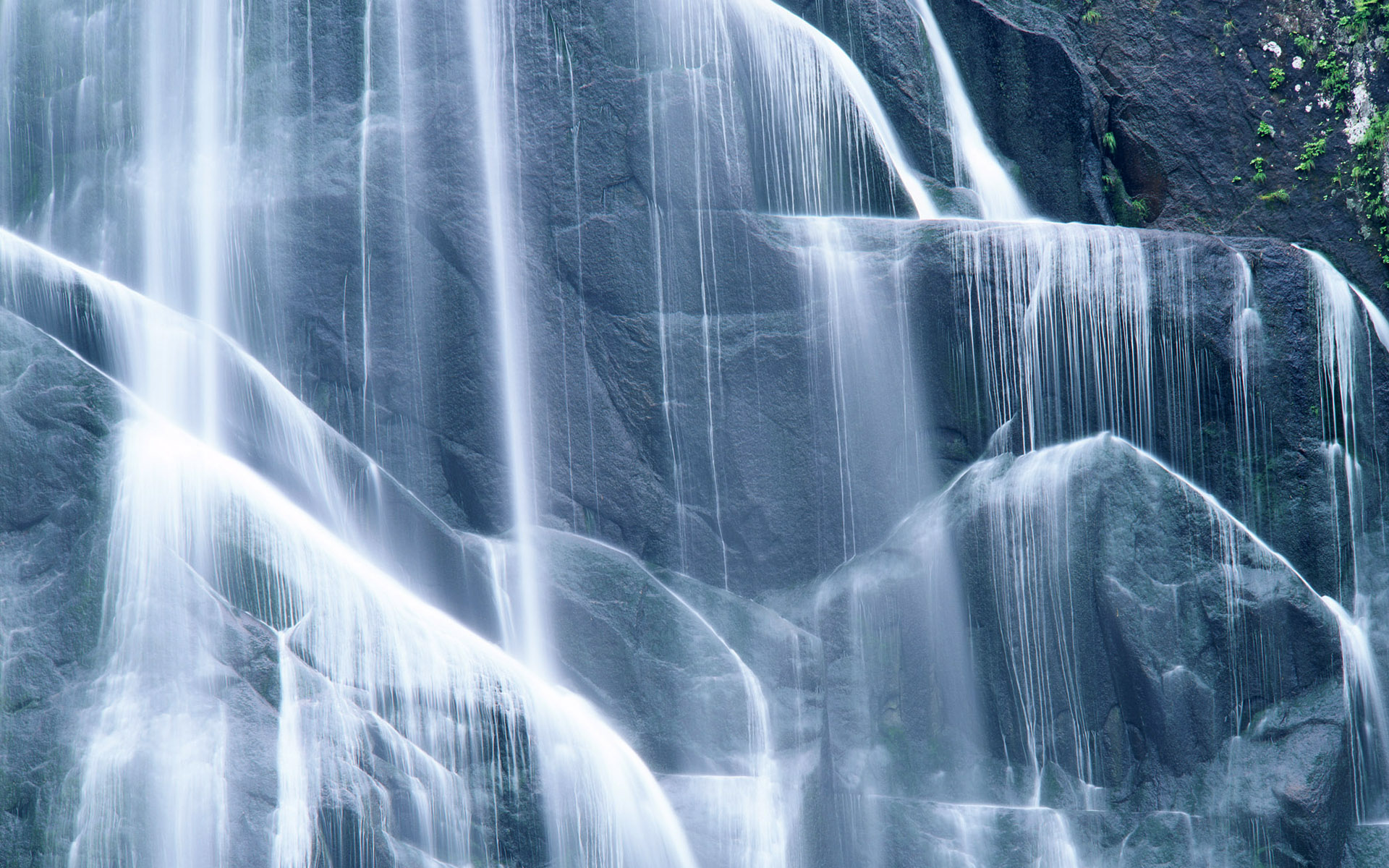 Потоки с гор воды. Красивые водопады. Вода в природе. Обои на рабочий стол водопад. Вода водопад.