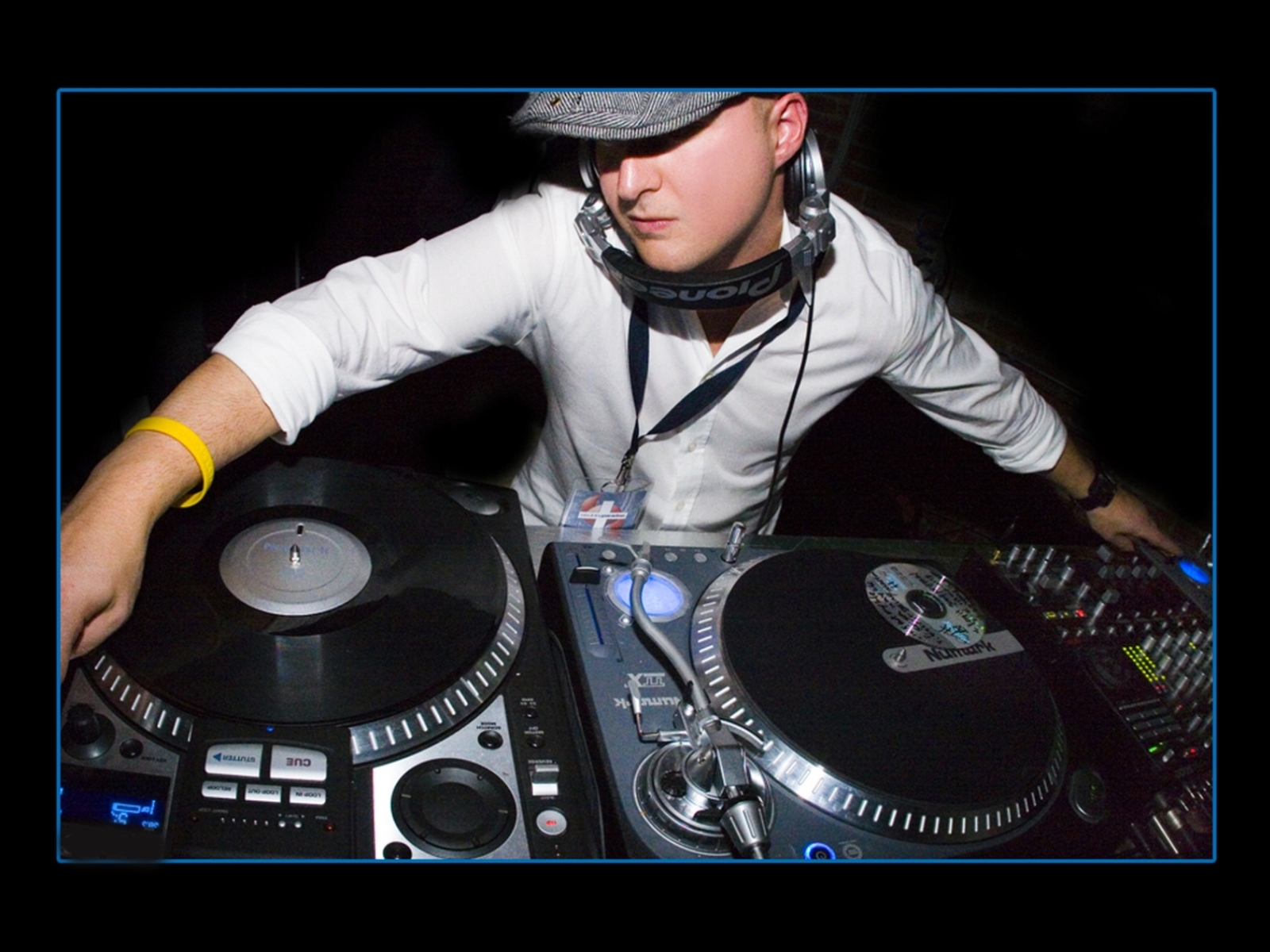 Черный cupreous dj wesstag. Диджей миксует. Инструменты современного диджея. Стиль одежды DJ. Как выглядит диджей.
