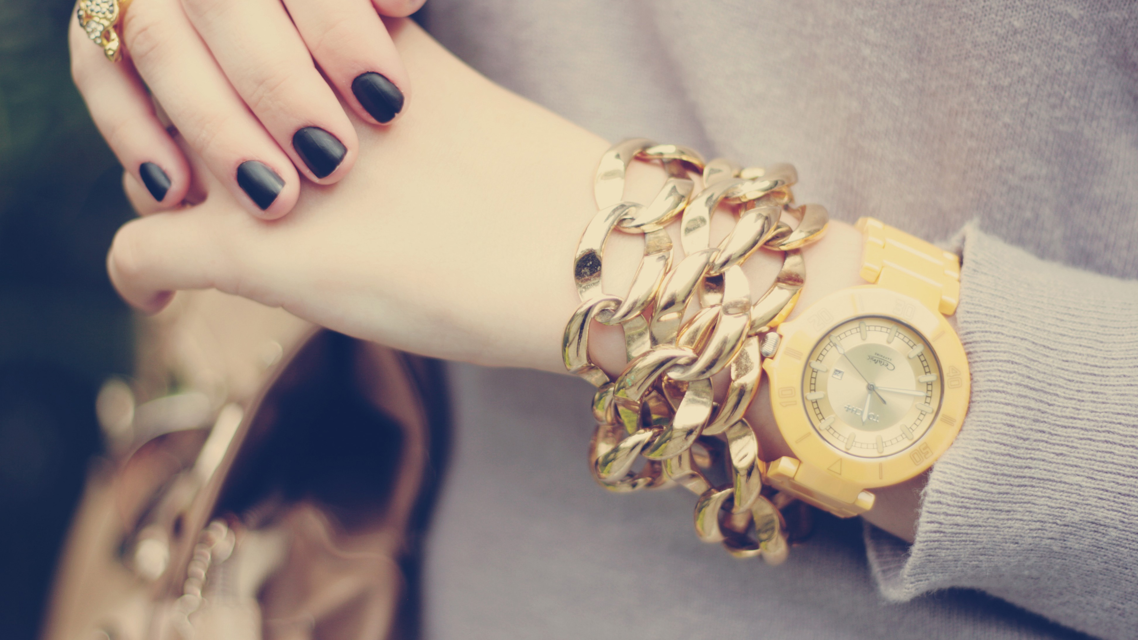 Девушка золотые руки. Бижутерия. Бижутерия часы. Часы браслет. Стильная бижутерия на руках.
