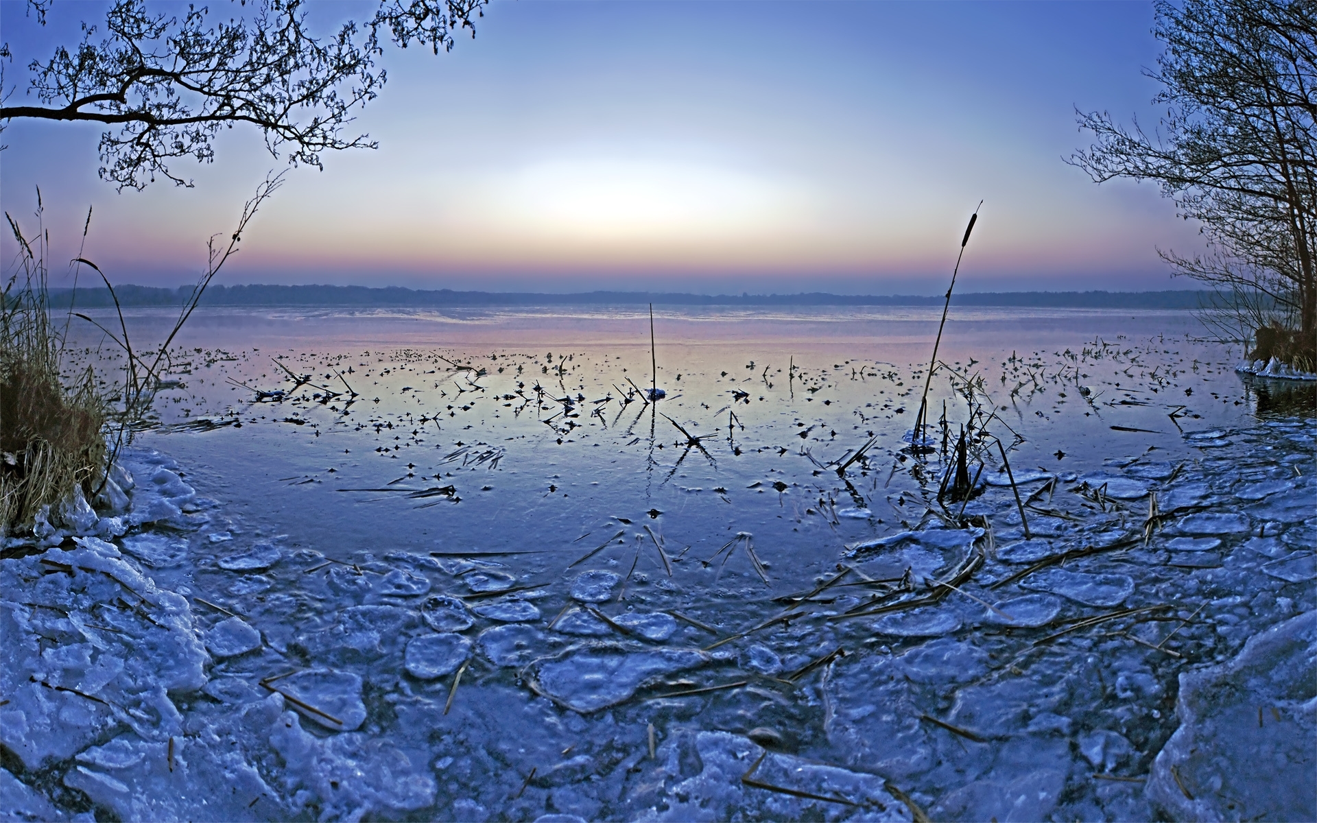 Снилось разлив воды. Озеро Винтер. Лед на реке. Замерзшее озеро.