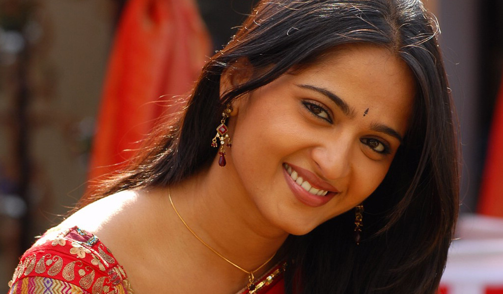 Anushka shetty photos party with girls