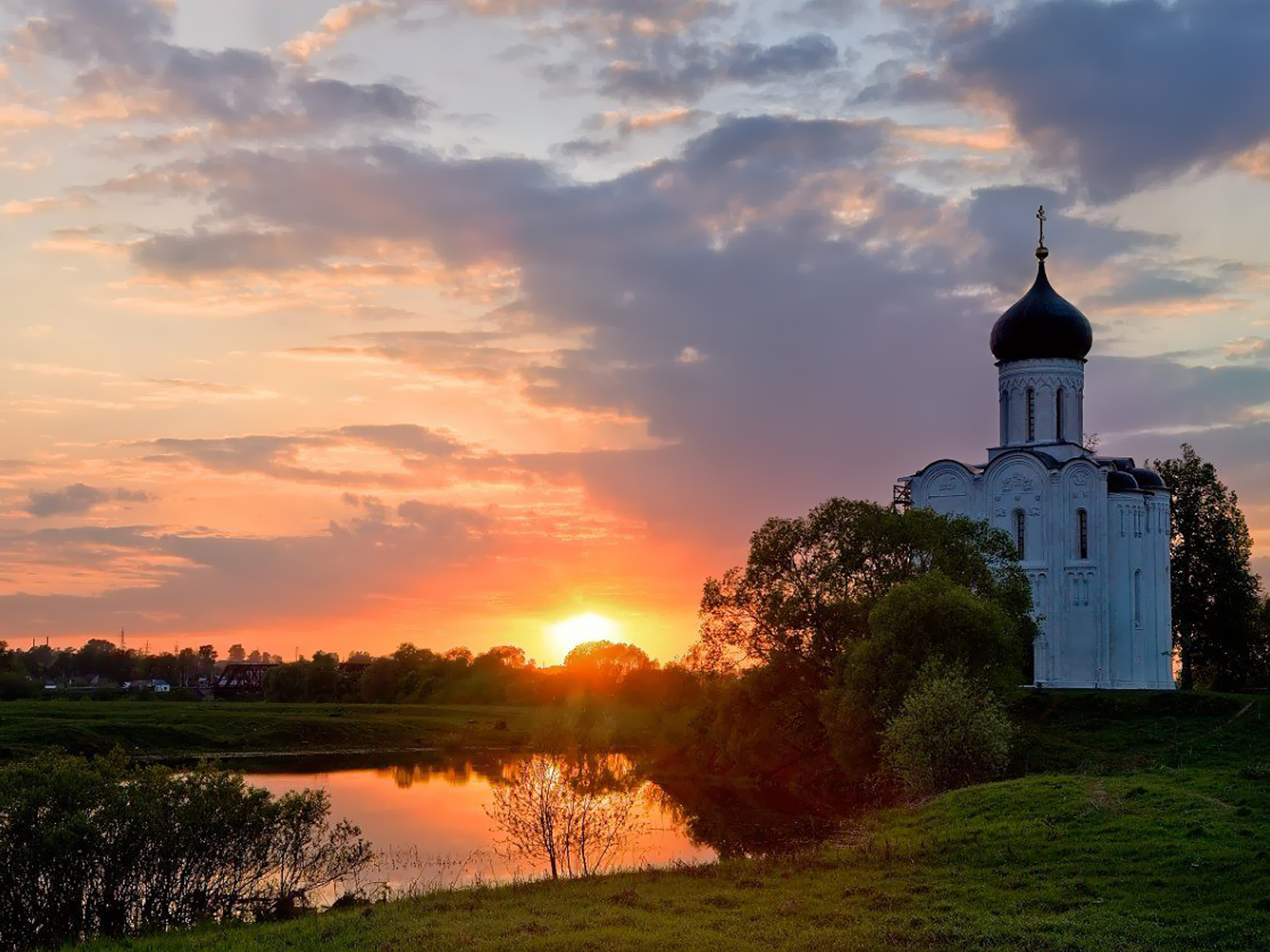 Православный рабочий стол. Церковь. Православные храмы России. Церковь на фоне природы. Святая Русь храмы.