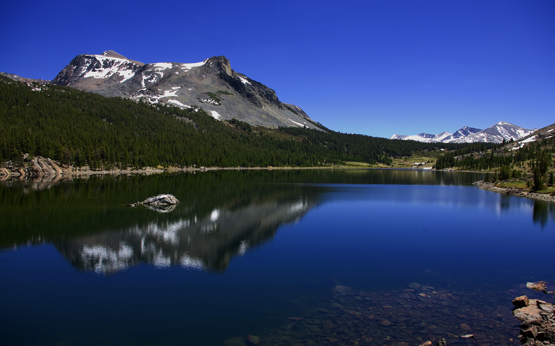 озеро среди скалистых гор бесплатно