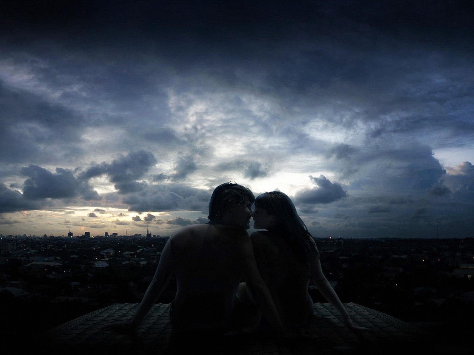 Мужчина ночью обнимает. Двое на крыше ночью. Влюбленные на крыше ночью. Парень и девушка на крыше. Ночь любви.