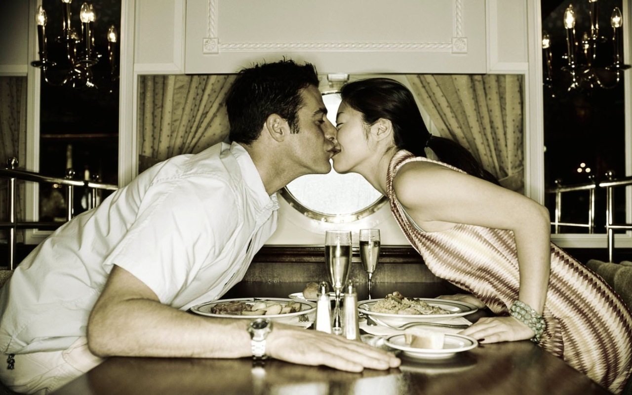 Жена на кухонном столе. Поцелуй за столом. Парочка за столом. Поцелуй в кафе. Страстные поцелуи на столе.